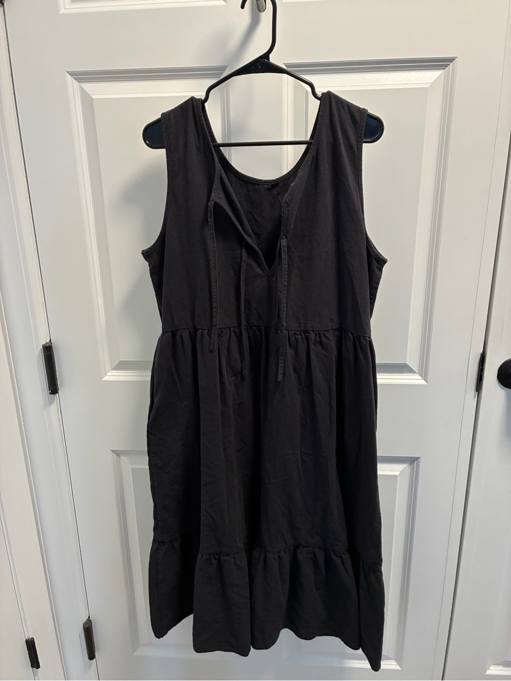 Tradlands Black Sleeveless Tiered Midi Dress